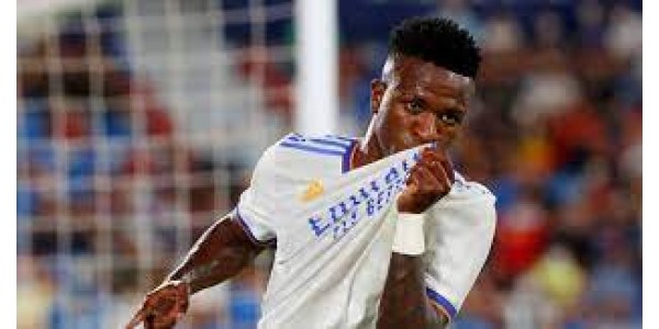 Real Madridin pelaajat tukevat Viníciusta